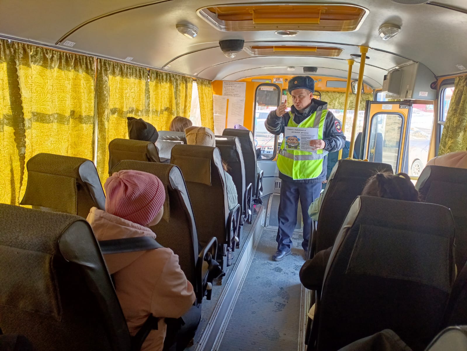 Урок дорожной безопасности в школьных автобусах.