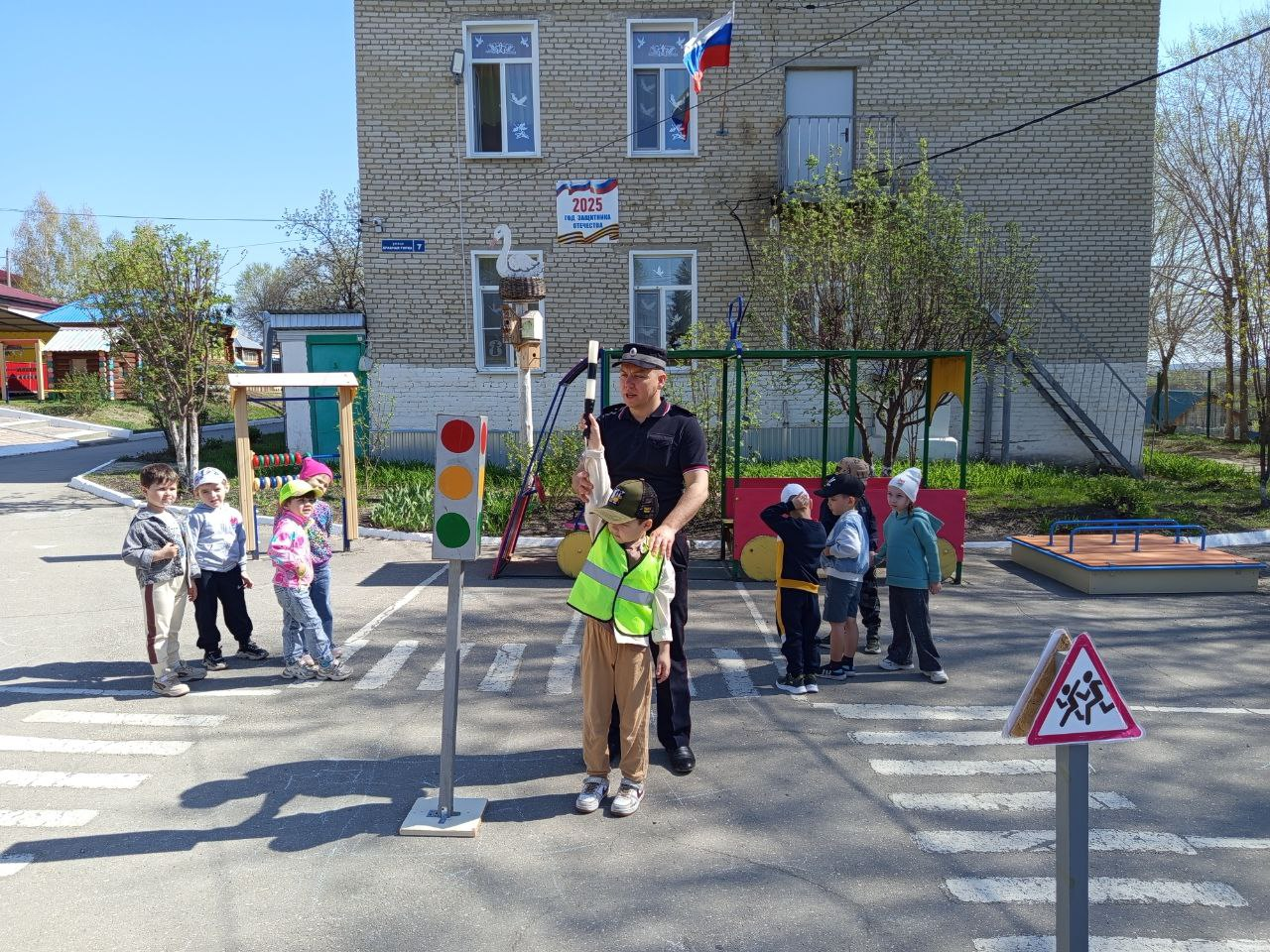 23 апреля на транспортной площадке детского сада юные пешеходы изучили правила дорожной безопасности и разобрали «дорожные ловушки».