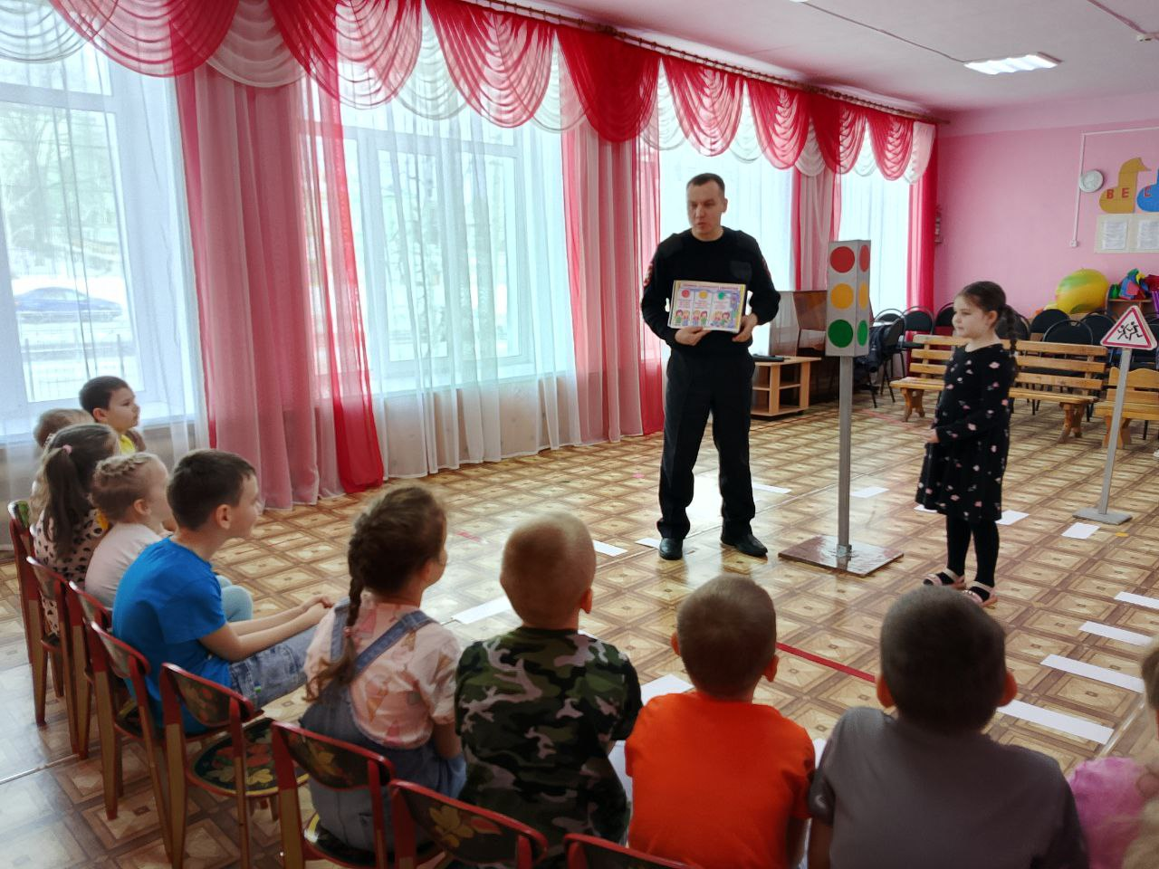 На транспортных площадках детских садов юные пешеходы изучили правила дорожной безопасности и разобрали «дорожные ловушки».