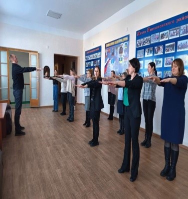 22 февраля сотрудники Администрации МО «Николаевский район» присоединились к акции «Зарядка с Доброслужащим».
