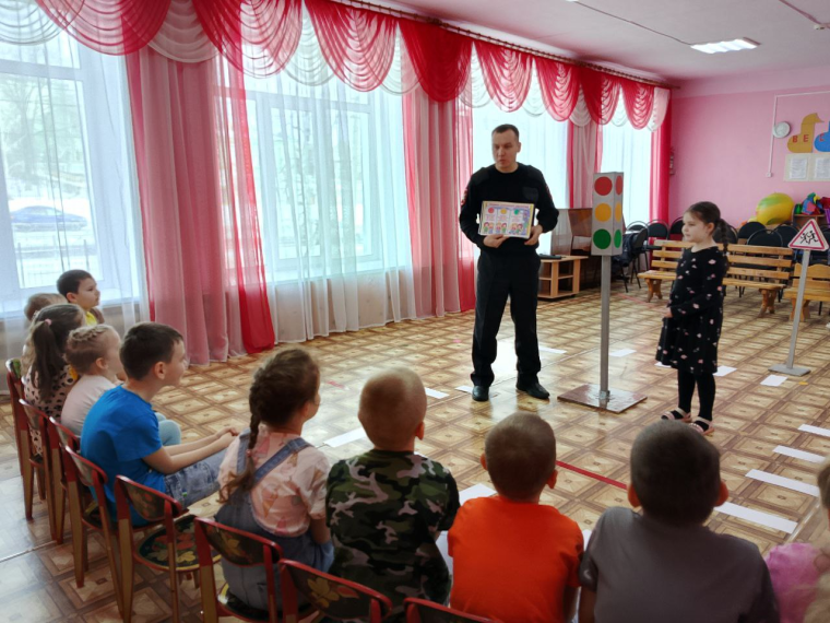 На транспортных площадках детских садов юные пешеходы изучили правила дорожной безопасности и разобрали «дорожные ловушки». На транспортных площадках детских садов юные пешеходы изучили правила дорожной безопасности и разобрали «дорожные ловушки».