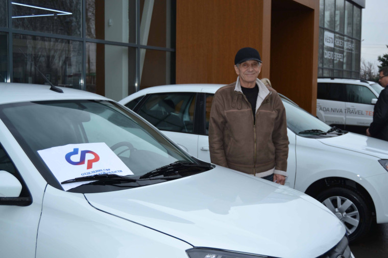 Новые автомобили Lada Granta получили трое жителей Ульяновской области, которые ранее пострадали на производстве. Новые автомобили Lada Granta получили трое жителей Ульяновской области, которые ранее пострадали на производстве.