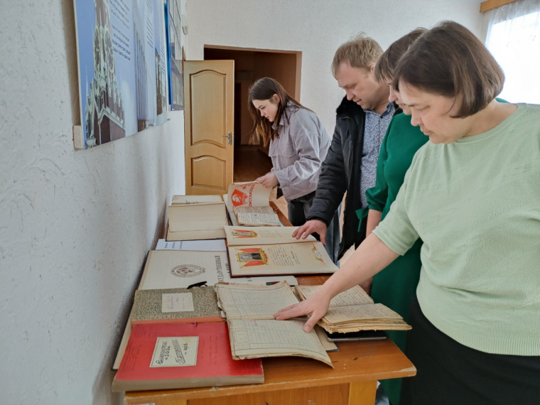 В рамках 6 архивного фестиваля в фойе администрации района прошла  фотодокументальная выставка «Архивные документы рассказывают»..